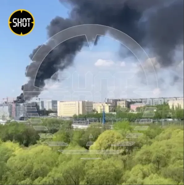 У Москві спалахнула потужна пожежа, горить елітний ЖК: піднявся чорний дим. Відео