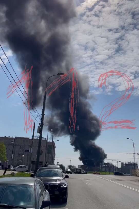 У Москві спалахнула потужна пожежа, горить елітний ЖК: піднявся чорний дим. Відео