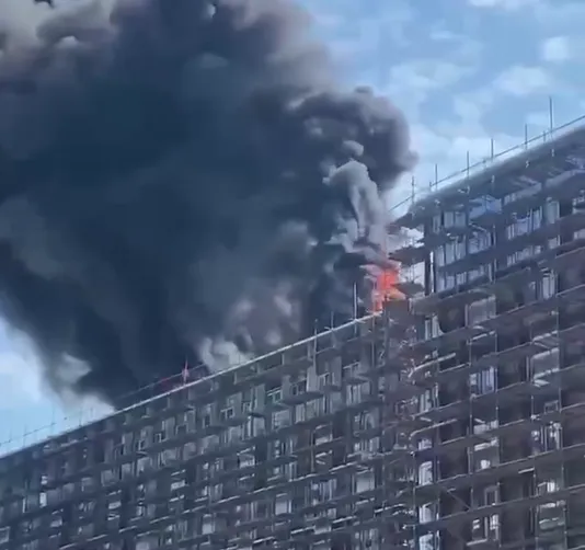У Москві спалахнула потужна пожежа, горить елітний ЖК: піднявся чорний дим. Відео