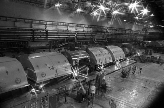 четвертый блок АЭС в апреле 1985 г.
