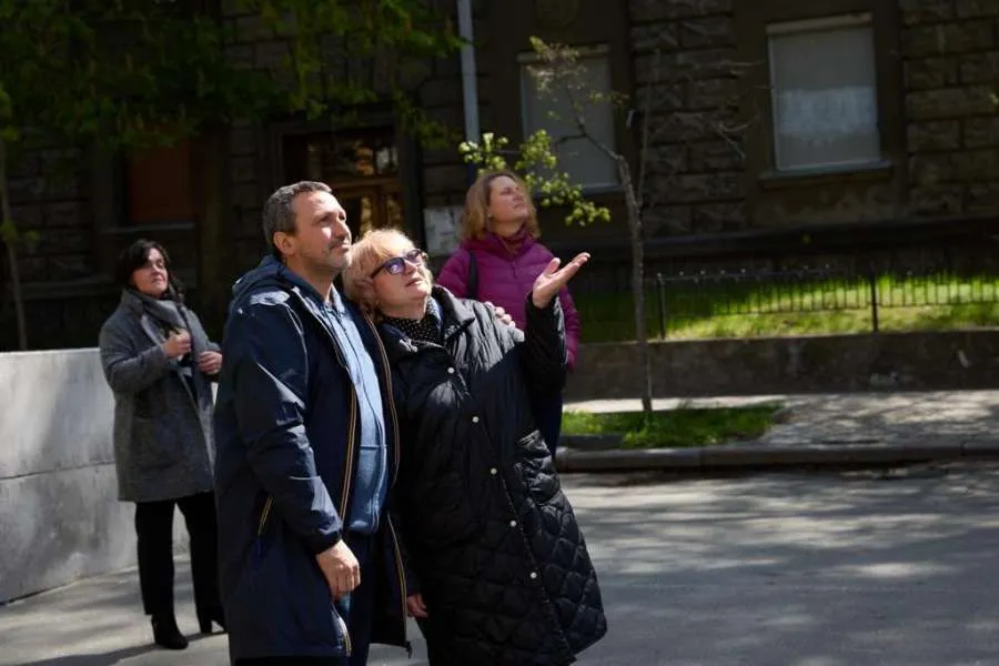 Художник, який намалював Мацієвського, та мати Героя України дивляться на зображення