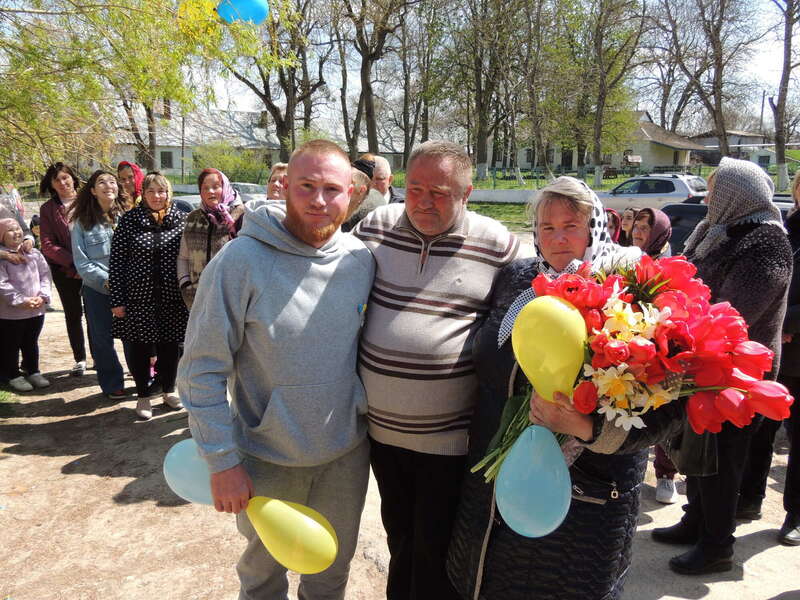 Зустрічали всім селом: мережу розчулили кадри повернення українського Героя з полону. Відео