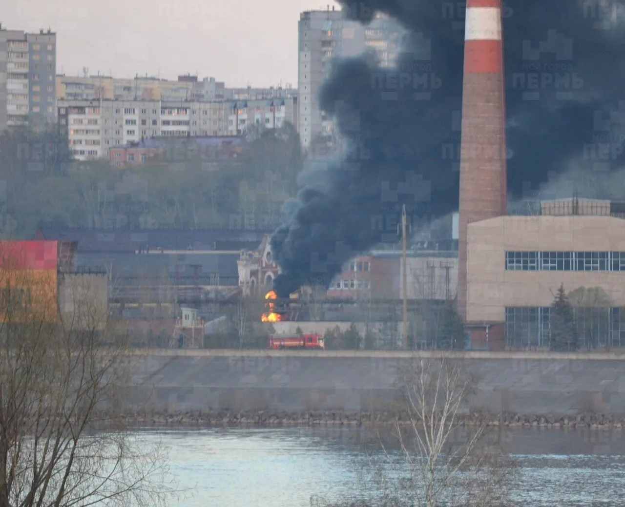У російській Пермі горів підсанкційний завод, що виготовляє артилерію. Фото видовищної "бавовни"
