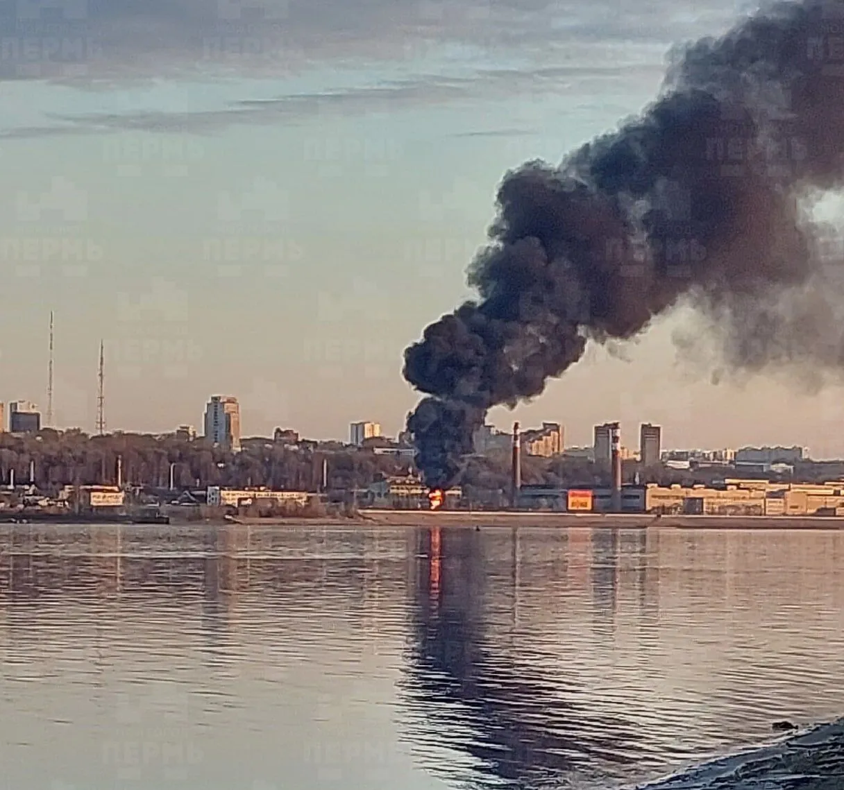 У російській Пермі горів підсанкційний завод, що виготовляє артилерію. Фото видовищної "бавовни" dqxikeidqxidqeant