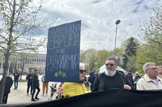 Російськомовні жителі Риги закликали Путіна не пхати носа в Латвію. Фото dqxikeidqxidqrant