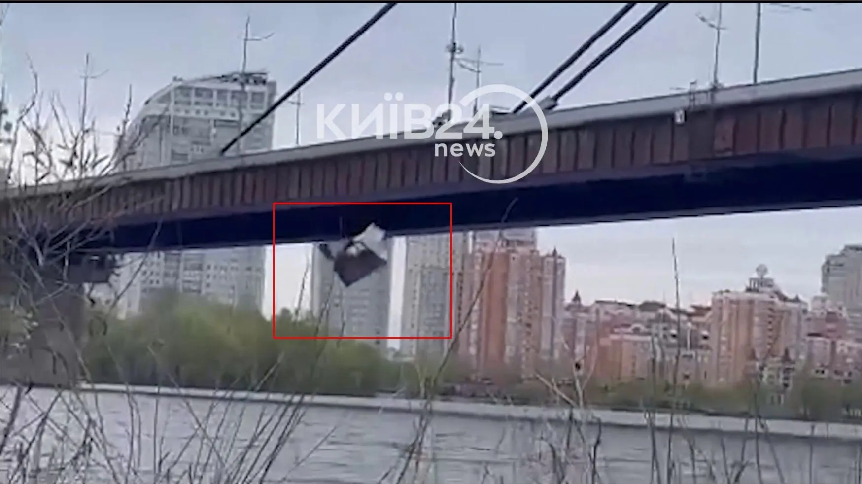 У Києві з Північного мосту в Дніпро впав МАФ: відомо подробиці. Фото та відео