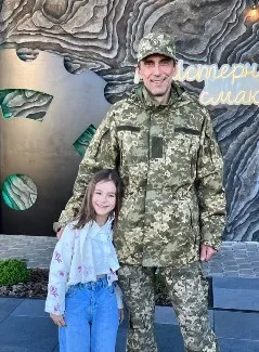 "Восемь месяцев разлуки": сеть тронули кадры встречи внуки с дедушкой-военным. Видео dqxikeidqxidqxant