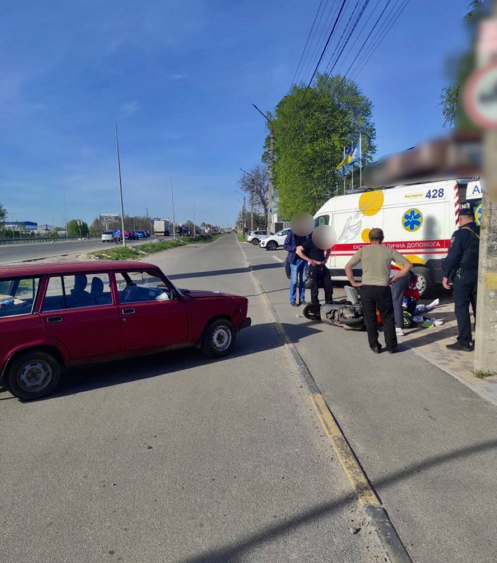 На Київщині підліток на мопеді протаранив легковик: постраждав 15-річний пасажир мототранспорту. Фото dqxikeidqxidqeant