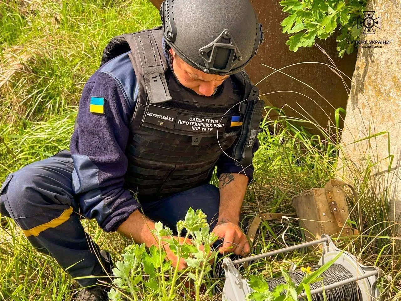 В Киевской области мужчина обнаружил возле своего огорода российскую ракету: ее уничтожили на месте. Фото и видео