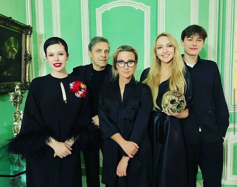 "Это фиаско": Полякова появилась у компании россиян и спровоцировала скандал. Фото dqxikeidqxidqrant