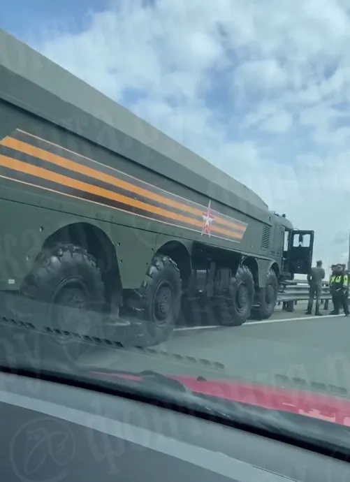 Поспішав на репетицію параду: у Петербурзі сталося ДТП з "Іскандером". Відео dqxikeidqxidqrant