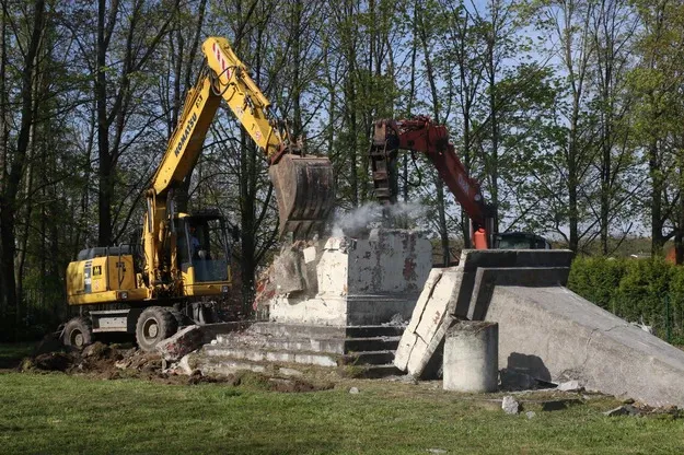 У Москві буде істерика: у Польщі знесли Пам’ятник подяки Червоній армії. Фото і відео