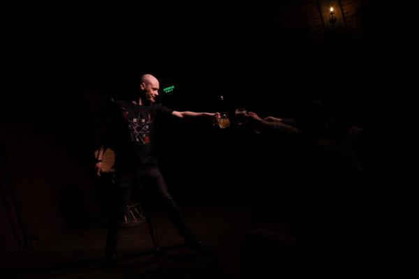 Артем Эльф во время выступления