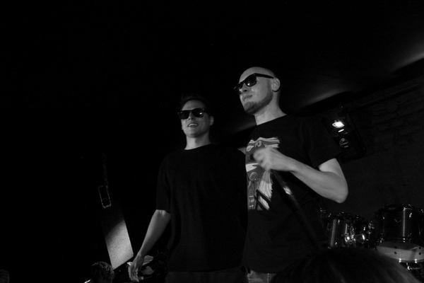 Александр Кудь (слева) и Артем Эльф во время выступления в Харькове. Александр ныне служит в рядах ВСУ