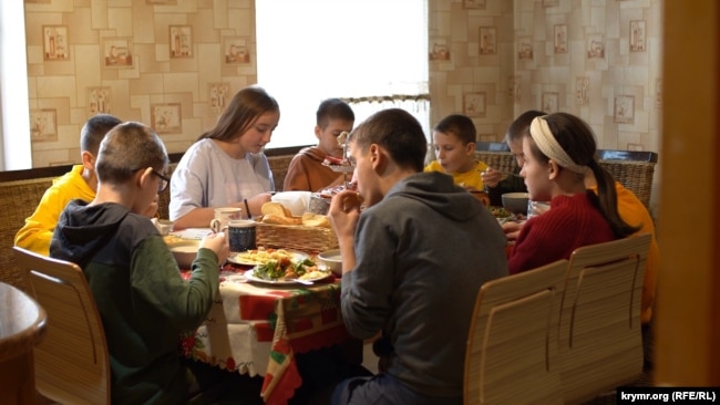 Более приоритетным вариантом считается усыновление ребенка, оказавшегося в России без опеки родных. Таким детям могут изменять имена, фамилии, а также даты и места рождения ребенка – это значительно усложняет их поиск для возвращения домой