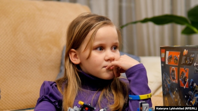 Викрадена колаборанткою і незаконно вивезена до окупованого Криму українська дитина, яку повернули додому dqxikeidqxidqrant