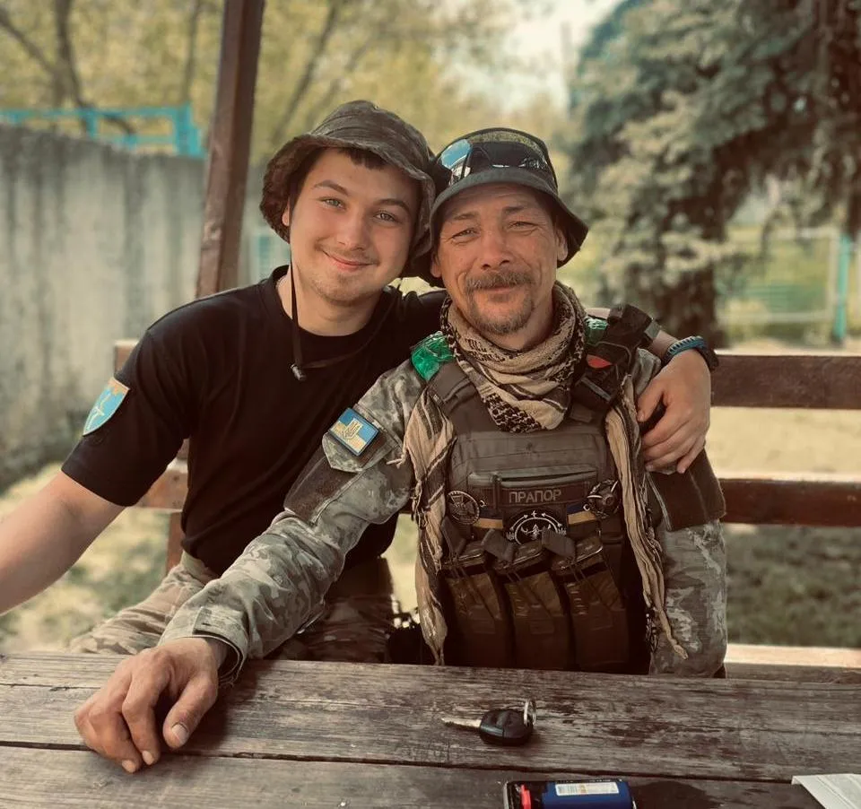 Не бачились понад півроку: у Бахмуті зустрілись син-прикордонник і батько-військовий. Зворушливе відео dqxikeidqxidqeant