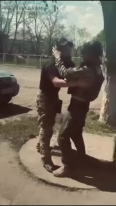 Не бачились понад півроку: у Бахмуті зустрілись син-прикордонник і батько-військовий. Зворушливе відео