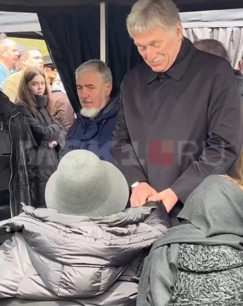 Пугачова на похороні Юдашкіна потиснула руку Пєскову, який закликав "зачистити" Україну. Фото dqxikeidqxidqeant