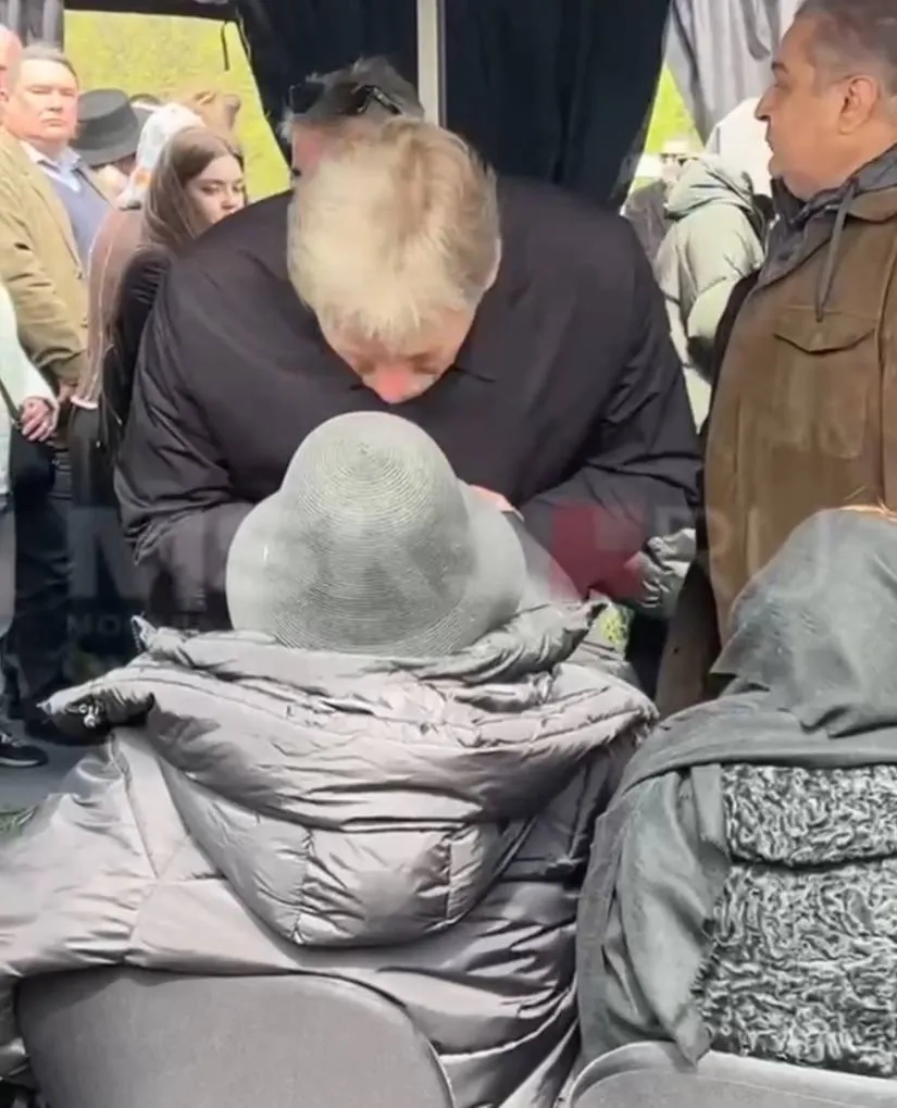 Пугачова на похороні Юдашкіна потиснула руку Пєскову, який закликав "зачистити" Україну. Фото