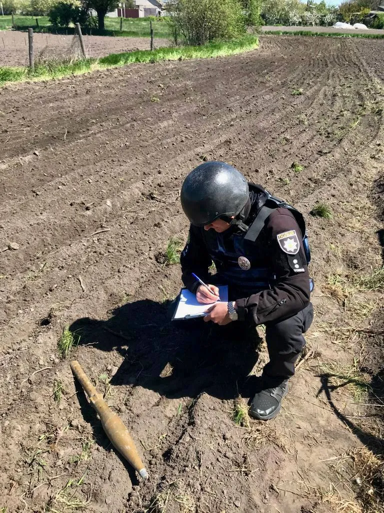 На Київщині жінка на городі знайшла постріл до ручного протитанкового гранатомета. Фото