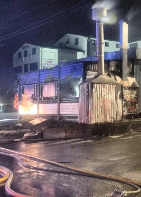 Під Києвом внаслідок вибуху згоріло кафе: відомо подробиці. Фото dqxikeidqxidqeant