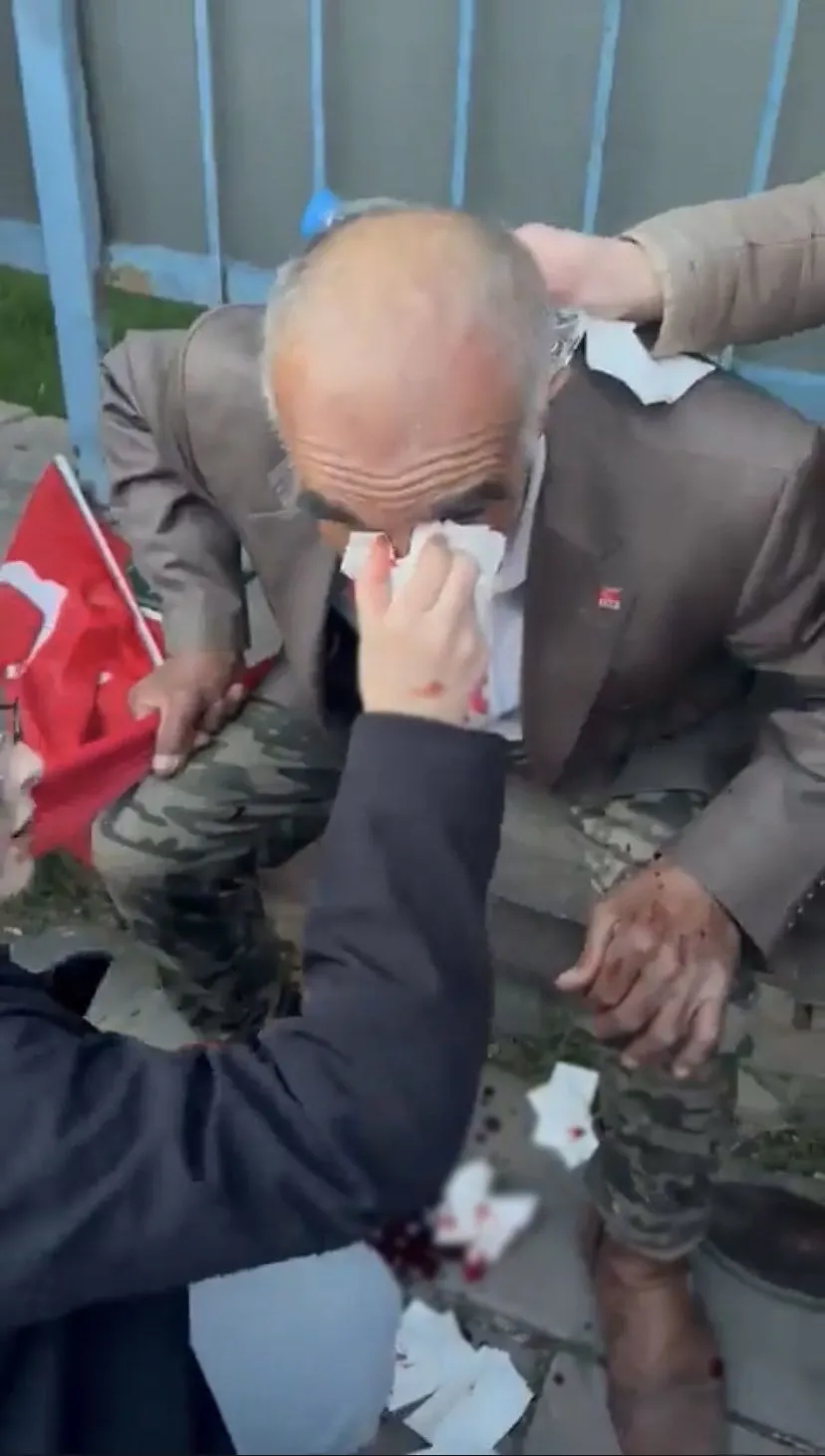 У Туреччині топкандидата від опозиції і його прихильників закидали камінням на мітингу: є поранені. Відео