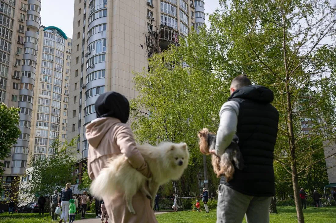 Наслідки наймасованішої атаки дронів на Київ: пошкоджено будинки, машини та об’єкти інфраструктури. Фото та відео