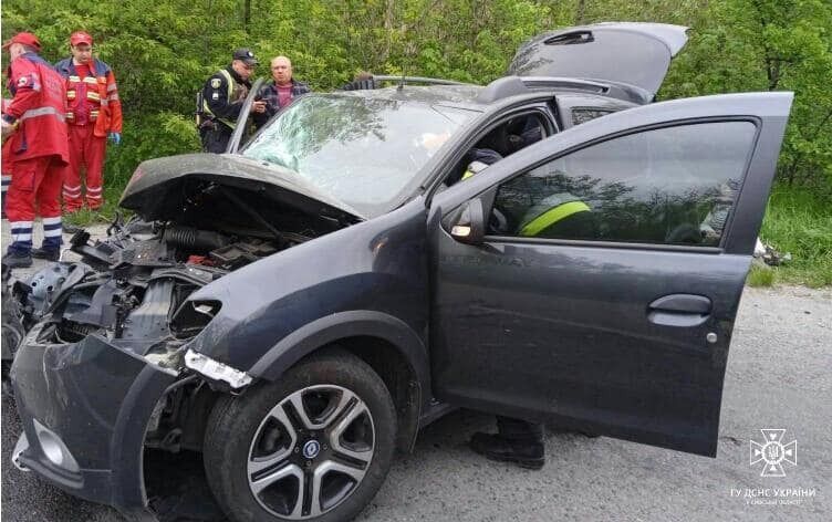 В Киевской области произошло лобовое ДТП с участием легковушки и грузовика: пассажирку вырезали из авто. Фото