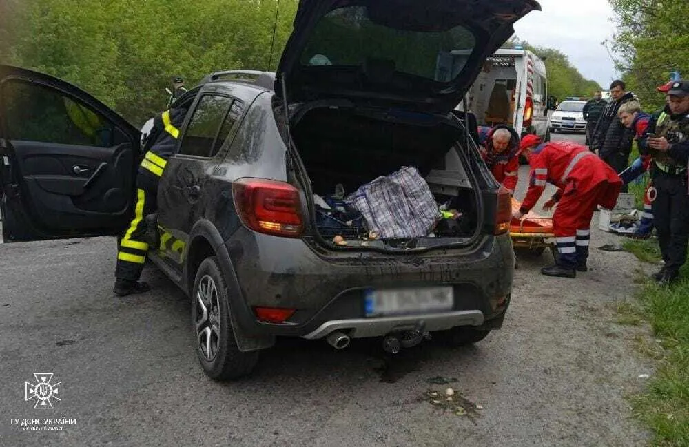 В Киевской области произошло лобовое ДТП с участием легковушки и грузовика: пассажирку вырезали из авто. Фото