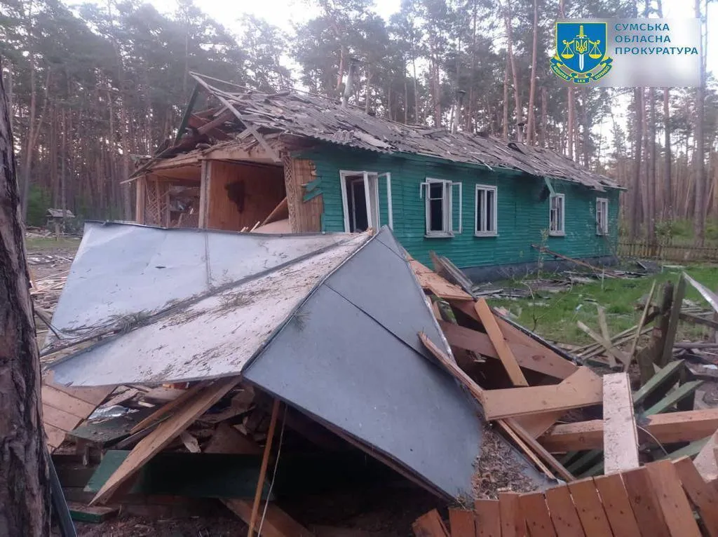 Пошкоджено будівлі та майно, поранено людей: росіяни вкотре обстріляли Сумщину. Фото