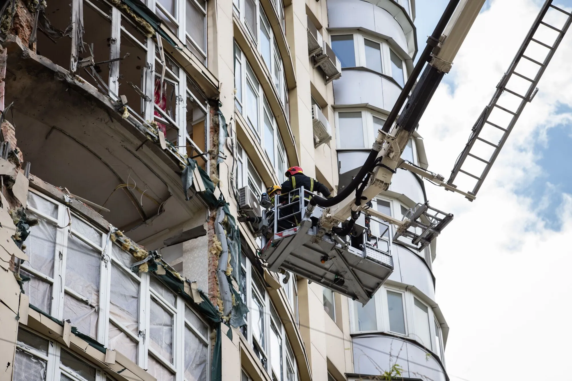Рятувальники завершили розбір аварійних конструкцій багатоповерхівки в Києві: на черзі відновлення будинку. Фото