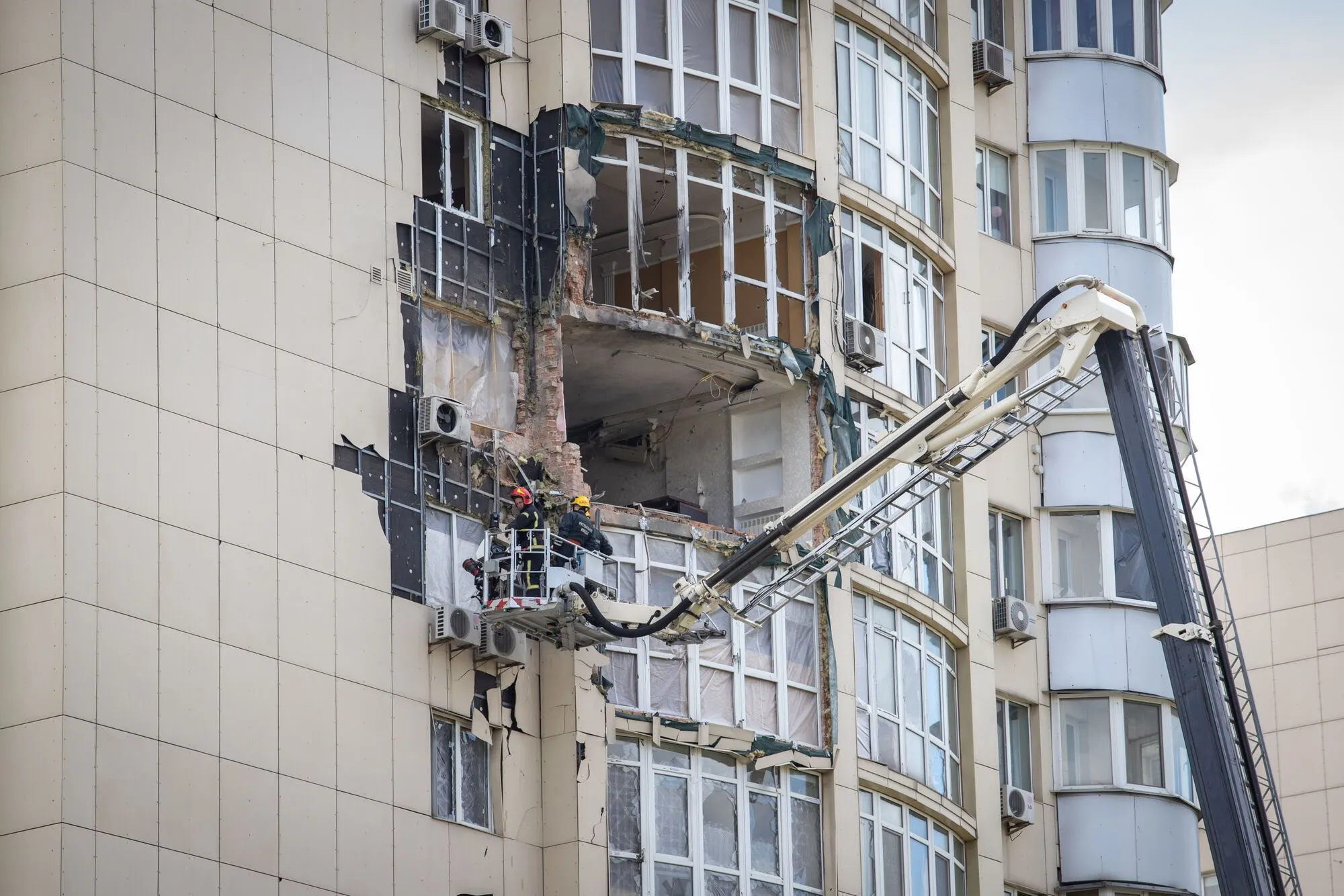 Рятувальники завершили розбір аварійних конструкцій багатоповерхівки в Києві: на черзі відновлення будинку. Фото