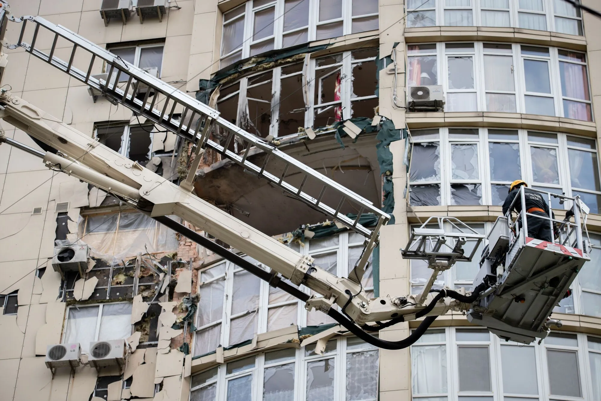 Рятувальники завершили розбір аварійних конструкцій багатоповерхівки в Києві: на черзі відновлення будинку. Фото