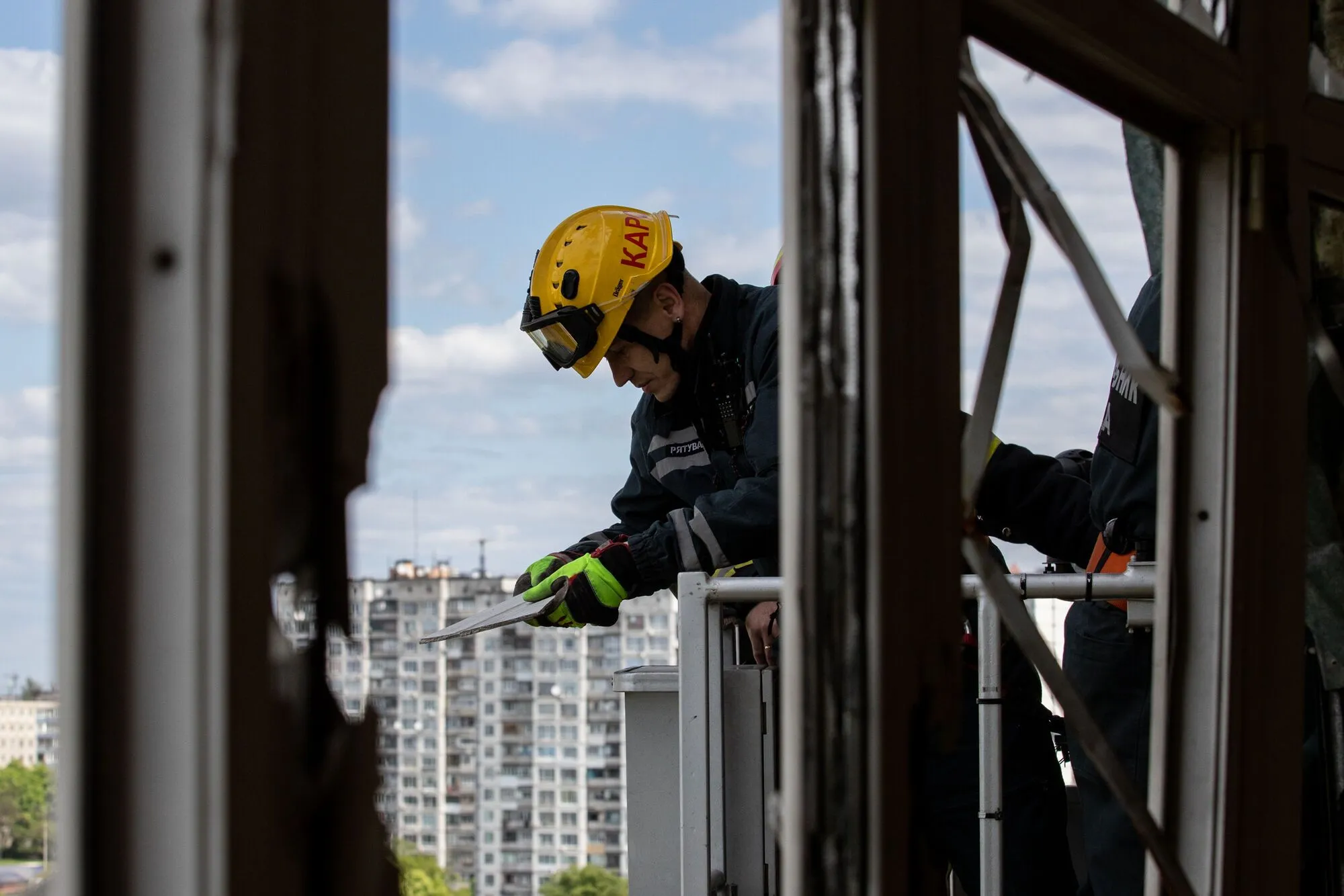Рятувальники завершили розбір аварійних конструкцій багатоповерхівки в Києві: на черзі відновлення будинку. Фото