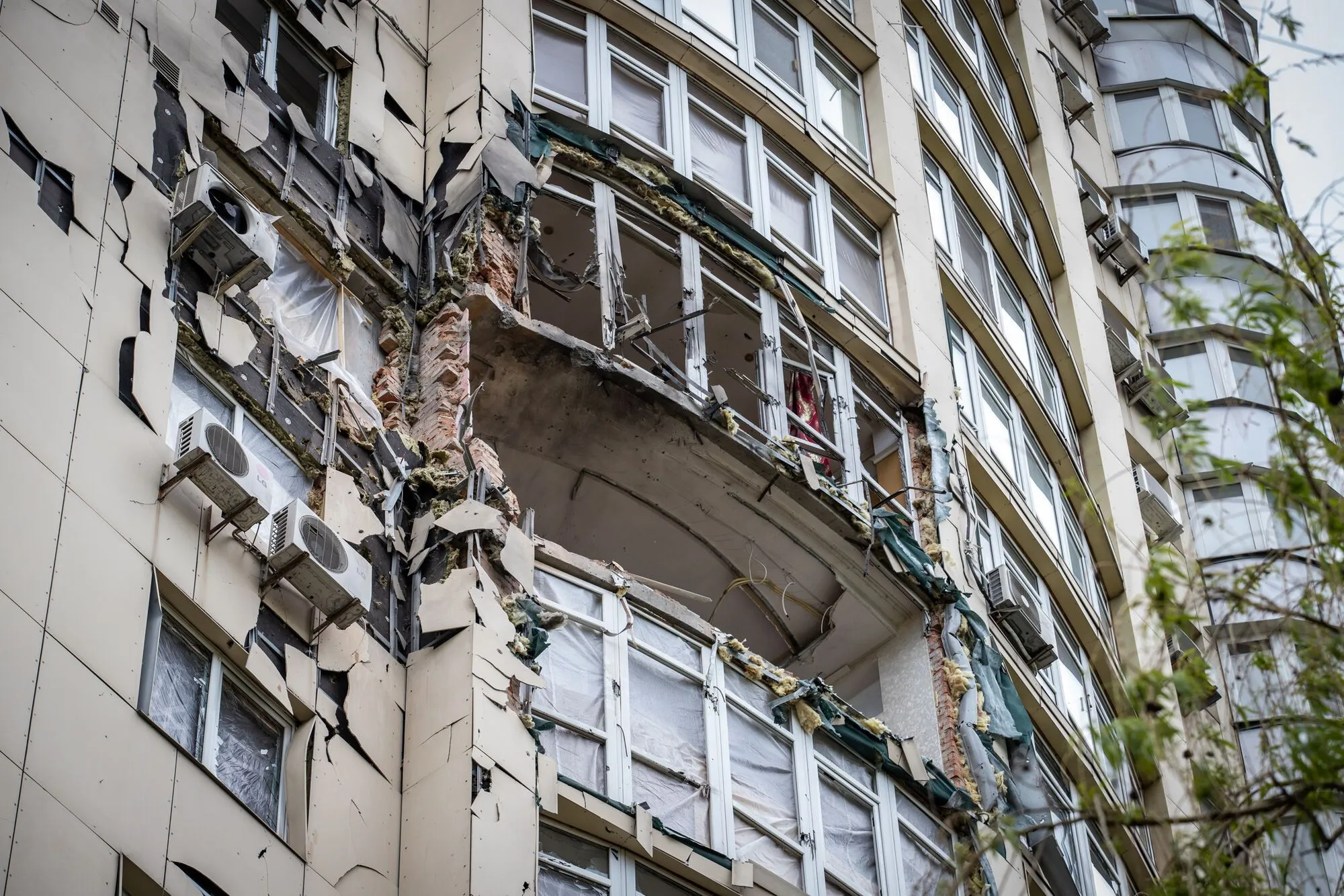 Рятувальники завершили розбір аварійних конструкцій багатоповерхівки в Києві: на черзі відновлення будинку. Фото