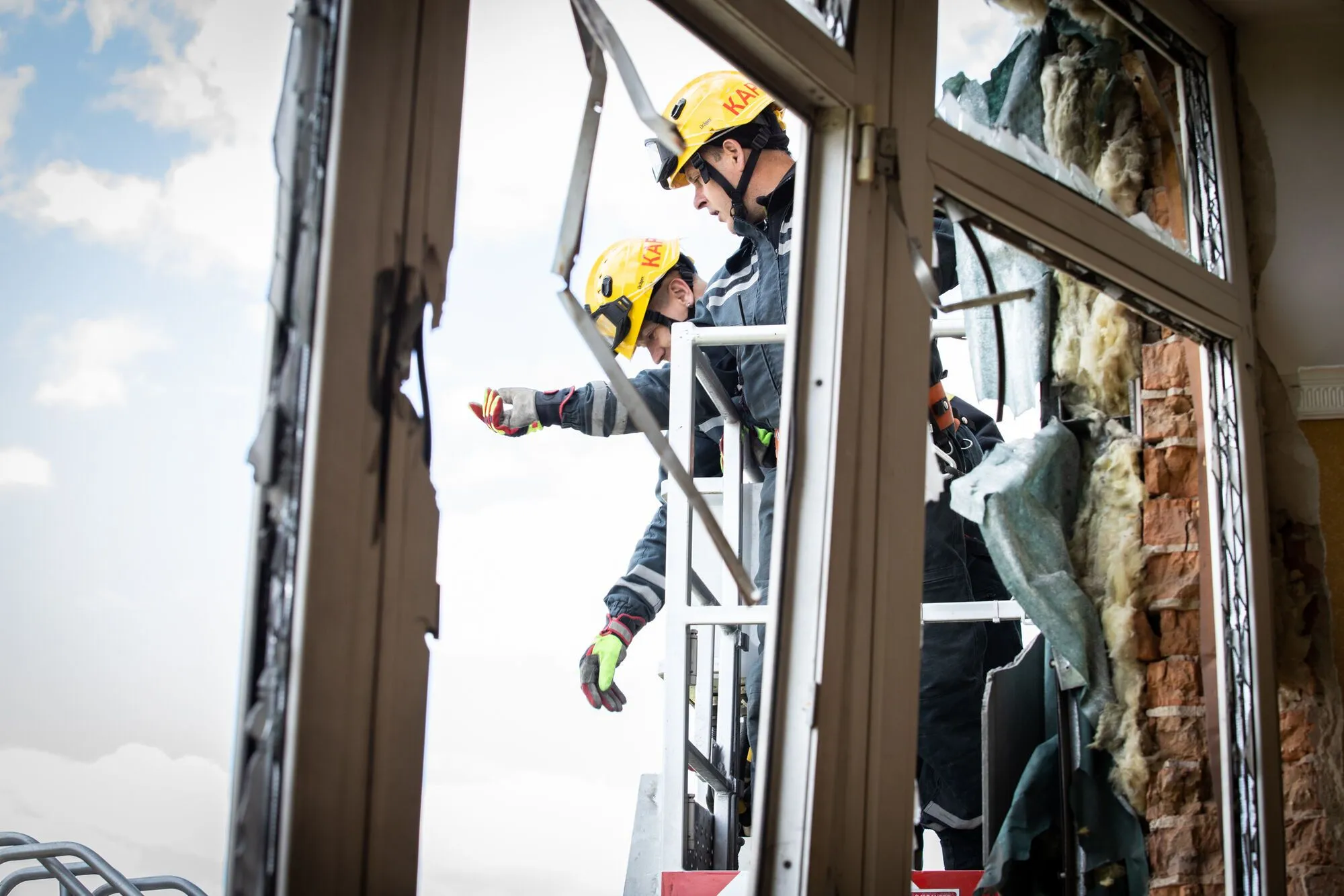 Рятувальники завершили розбір аварійних конструкцій багатоповерхівки в Києві: на черзі відновлення будинку. Фото
