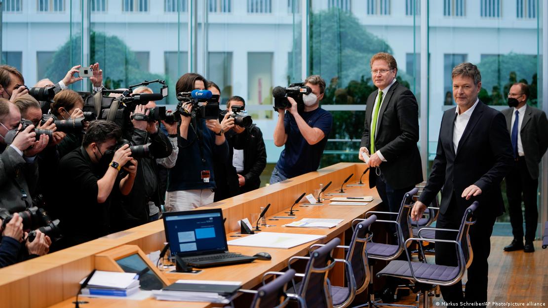 Вицеканцлер ФРГ Роберт Габек (справа) во время пресс-конференции Віцеканцлер ФРН Роберт Габек (праворуч) під час пресконференції