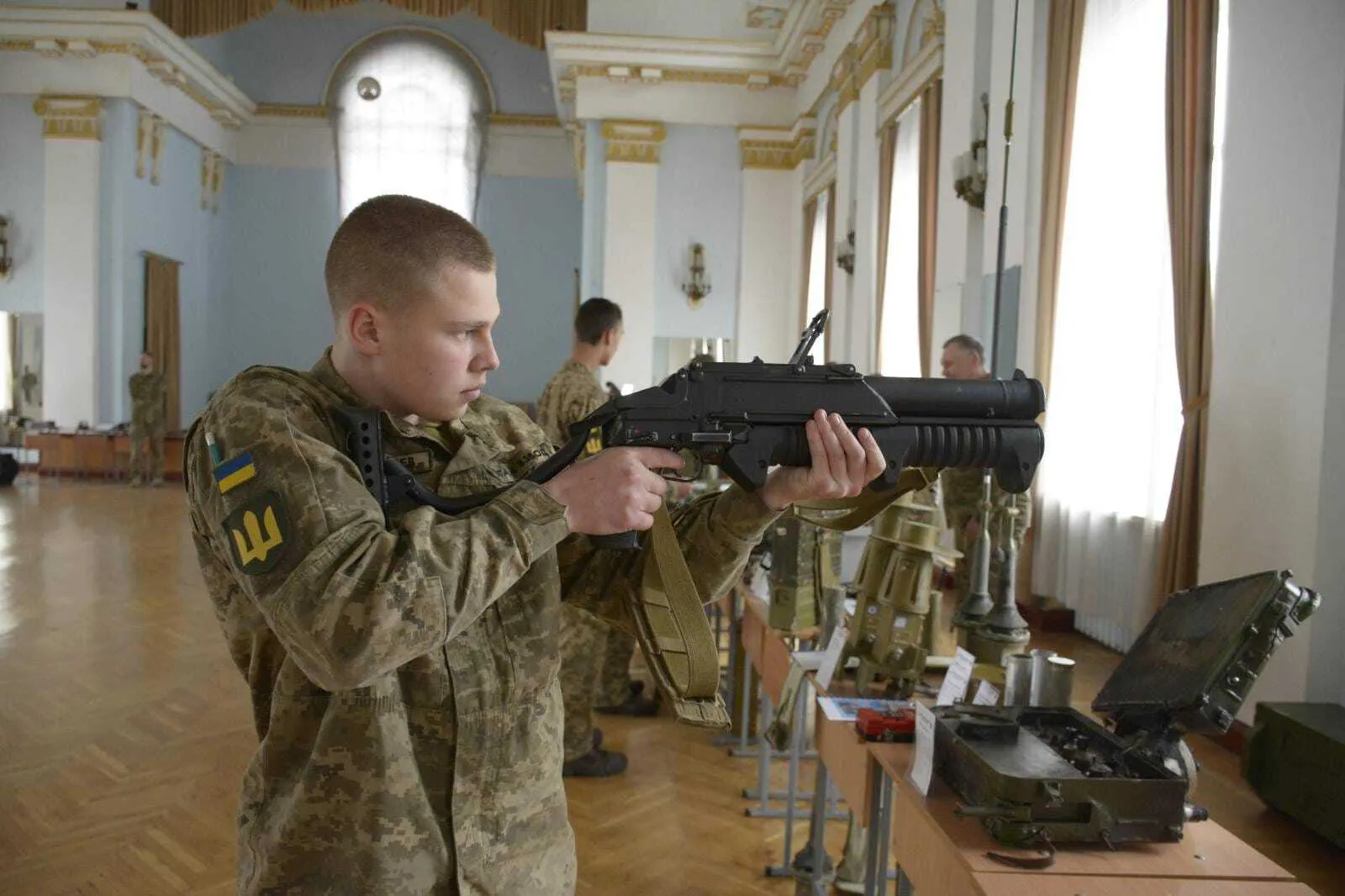 Безпілотники, тепловізори і залишки ракет: у Києві відкрилась виставка трофейного озброєння. Фото dqxikeidqxiqkdant