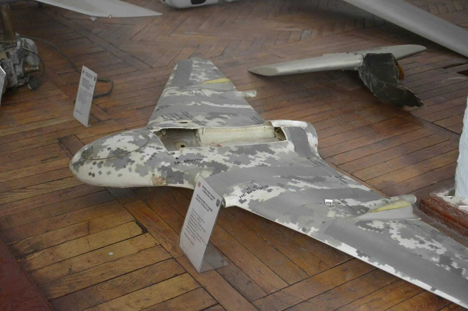 Безпілотники, тепловізори і залишки ракет: у Києві відкрилась виставка трофейного озброєння. Фото