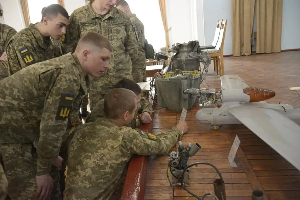 Безпілотники, тепловізори і залишки ракет: у Києві відкрилась виставка трофейного озброєння. Фото