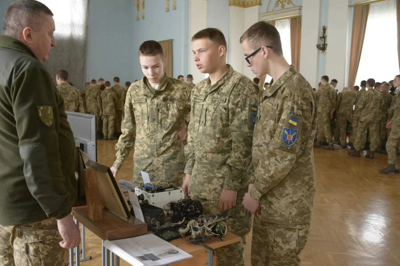 Безпілотники, тепловізори і залишки ракет: у Києві відкрилась виставка трофейного озброєння. Фото