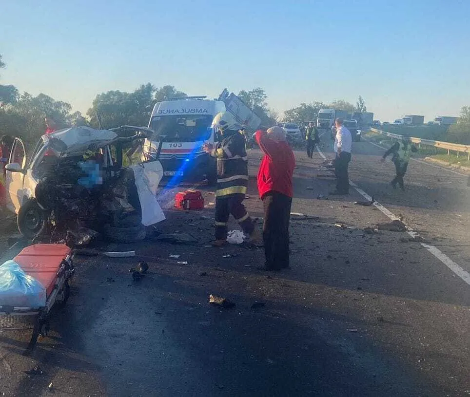 На Львовщине произошло ДТП с погибшими: полиция перекрыла трассу. Фото