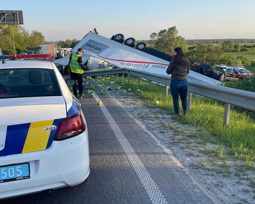 На Львовщине произошло ДТП с погибшими: полиция перекрыла трассу. Фото