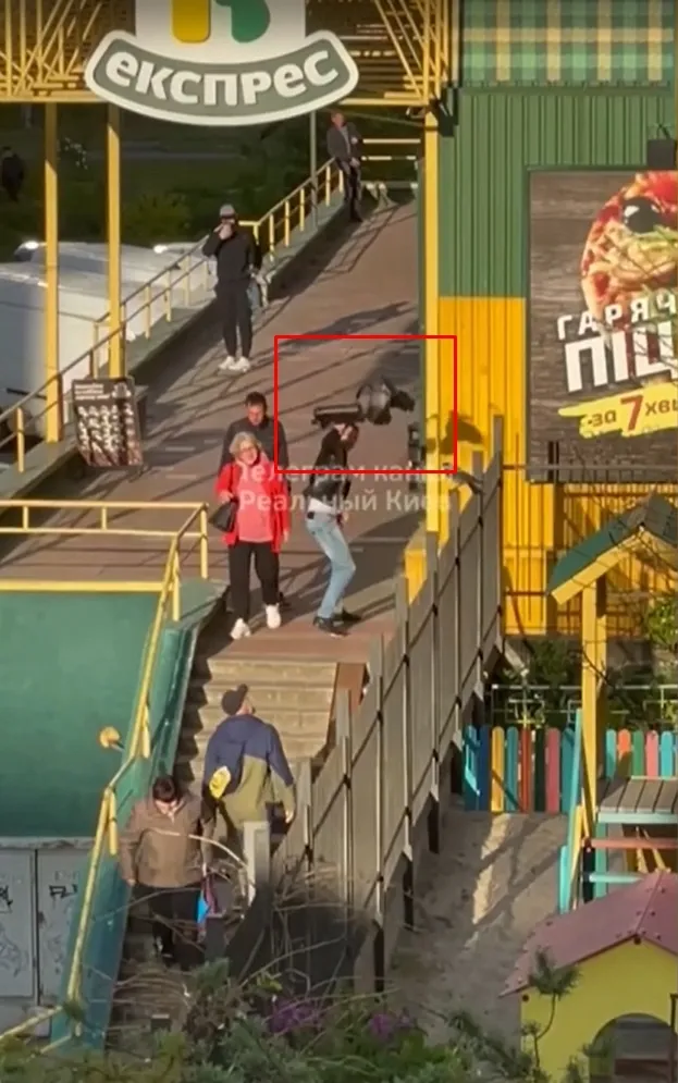 У Києві ворони атакують відвідувачів супермаркету: у чому причина агресії птахів. Відео