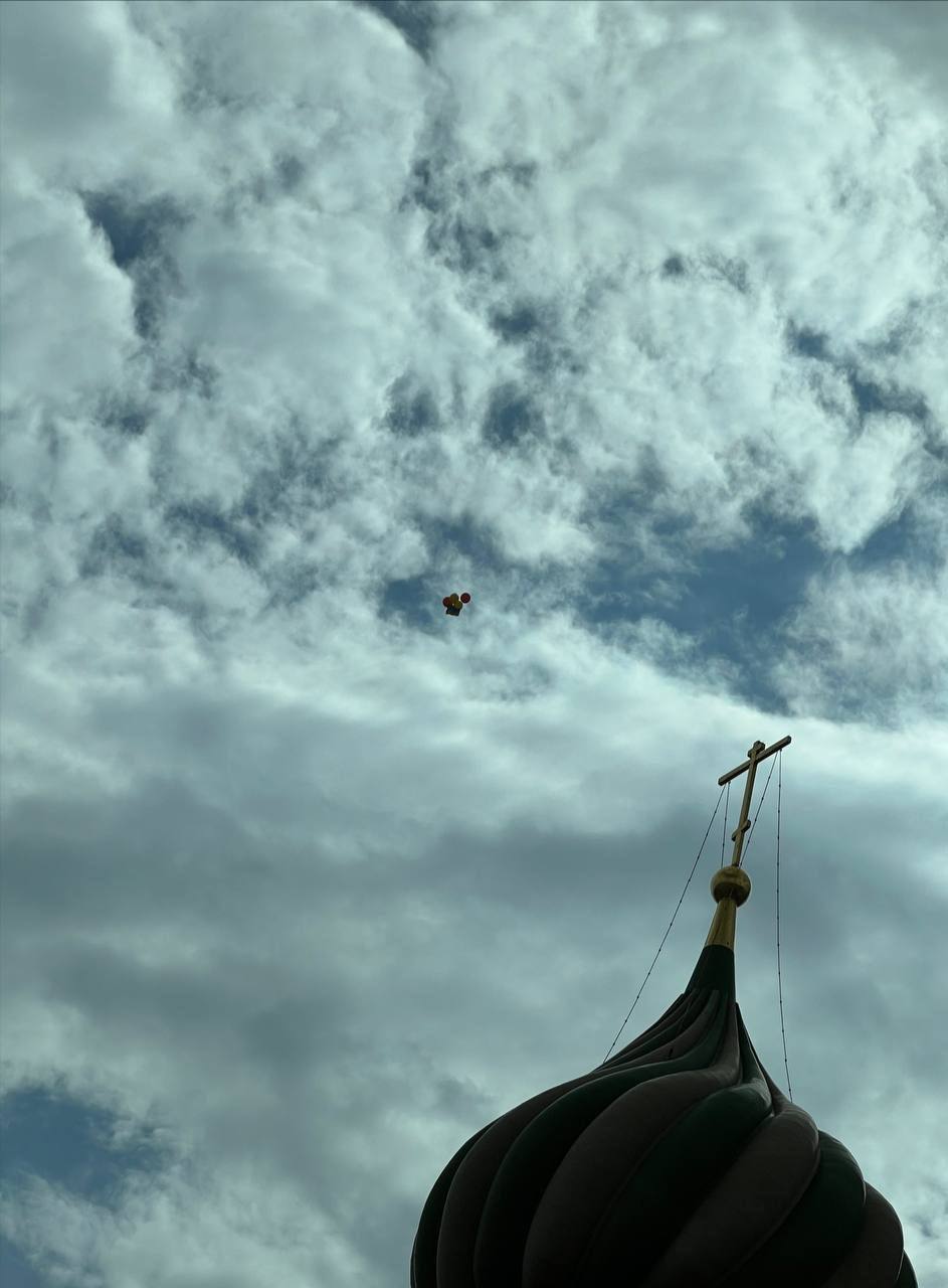 Над Червоною площею у Москві помітили український прапор у небі