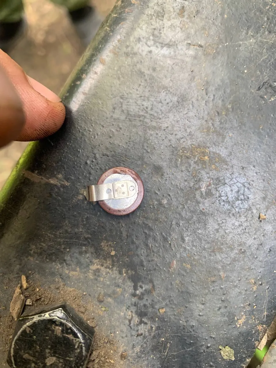 У Росії влаштували істерику через "маячки" на машинах окупантів: вони виявилися звичайними батарейками dqxikeidqxiqduant