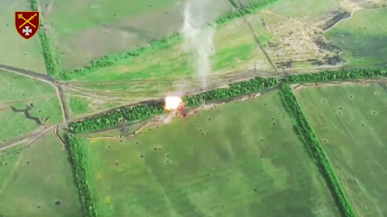 Украинские артиллеристы одним выстрелом утилизировали сразу два вражеских "Гиацинта". Видео