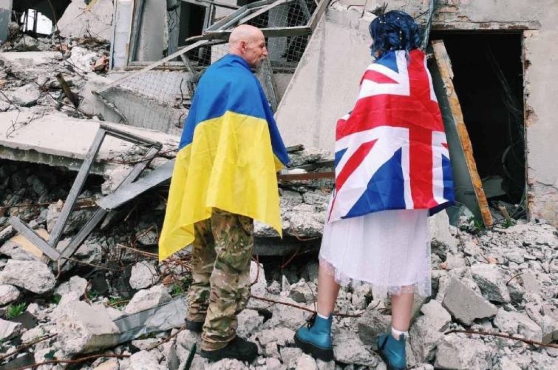 українка, англієць, волонтери dqxikeidqxidqeant