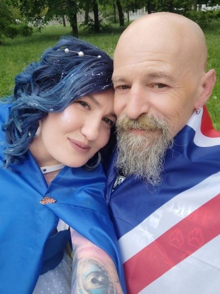 українка, англієць, волонтери